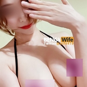 绿帽侠《阿崩》和他善于展示自己的老婆的户外作品