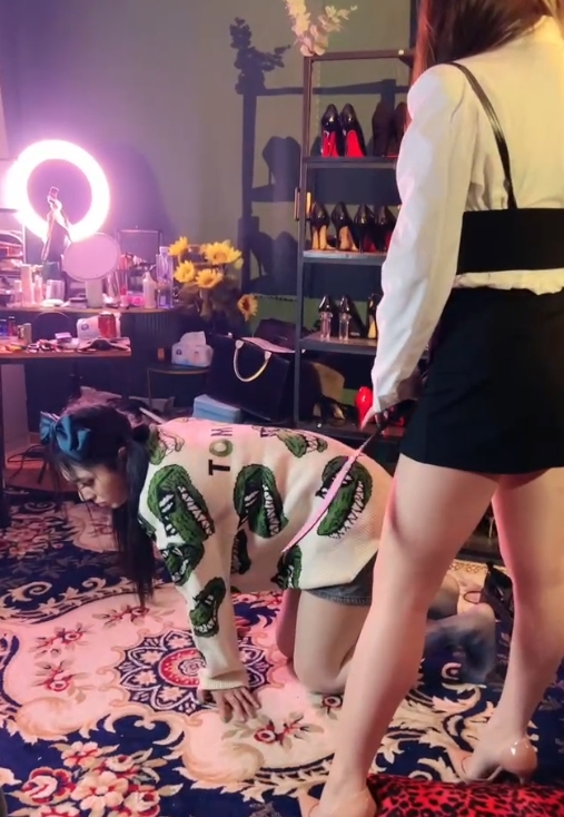 三三套路直播伪娘S狠榨M视频1部415MB超带感